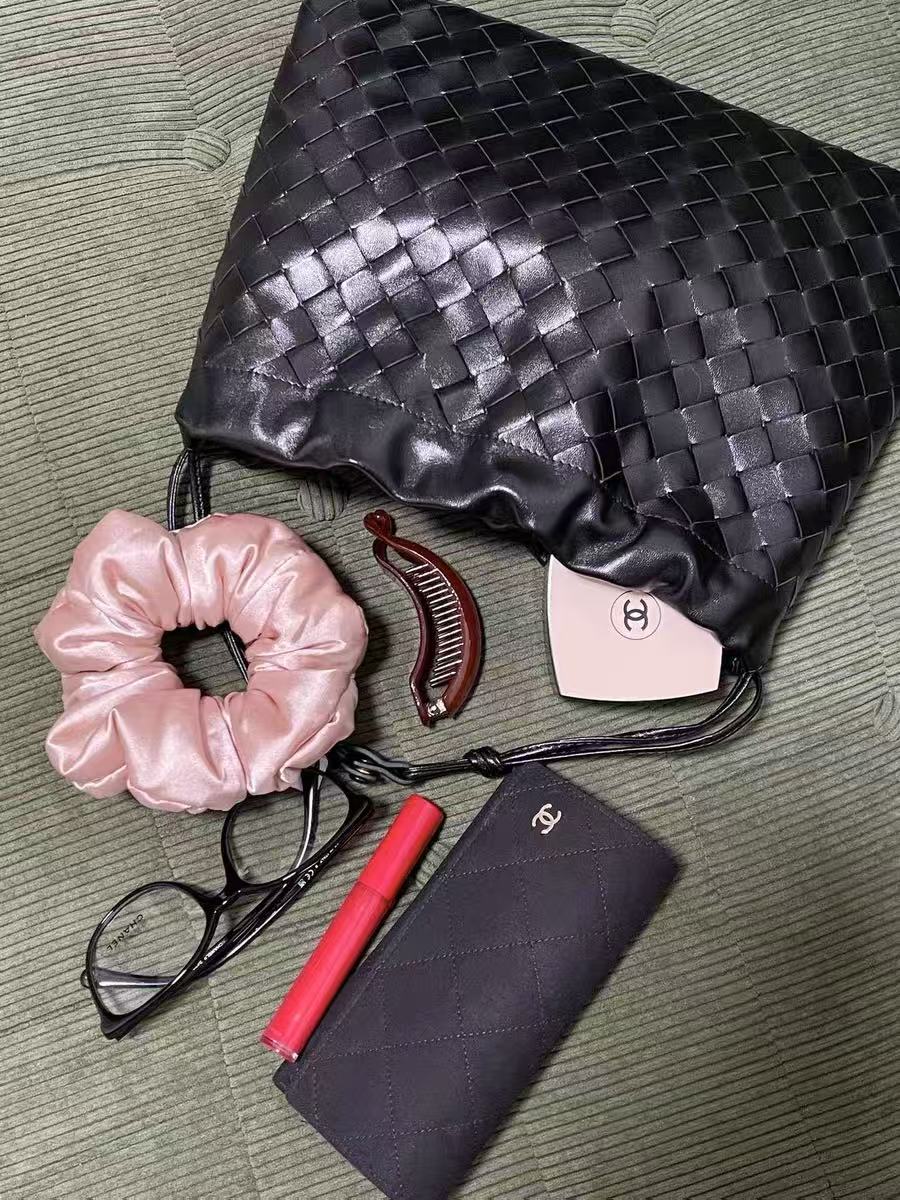 Women's Black Woven Leather Drawstring Crossbody Shoulder Bag photo review