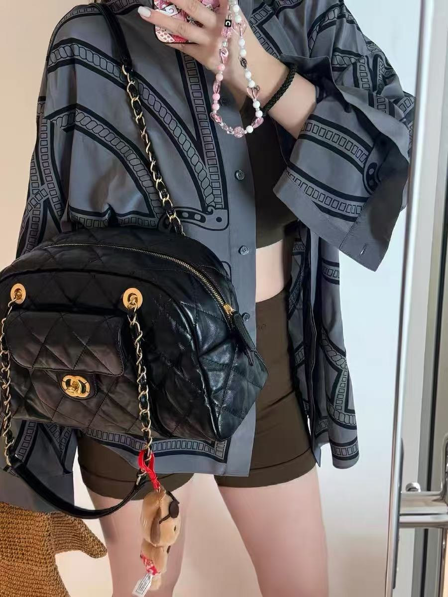 Schwarze minimalistische Damen Tasche aus gestepptem Leder Kette Boston Baguette photo review