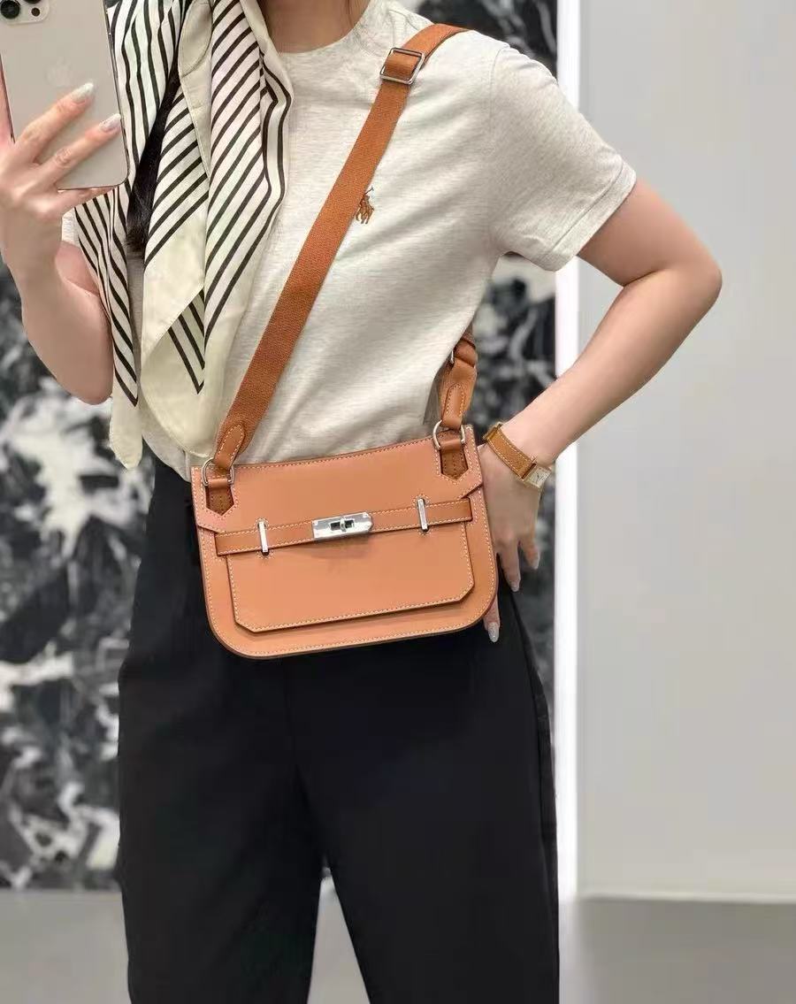 Damen Echtleder Klappe Schloss Crossbody breiter Schulterriemen Tasche photo review