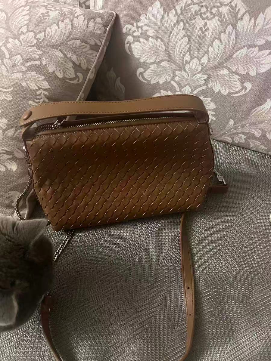 Women's Woven Genuine Leather Vintage Zipper Handbags photo review