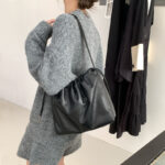 Schwarze minimalistische Cloud Crossbody Umhängetasche aus feinstem Leder für Damen