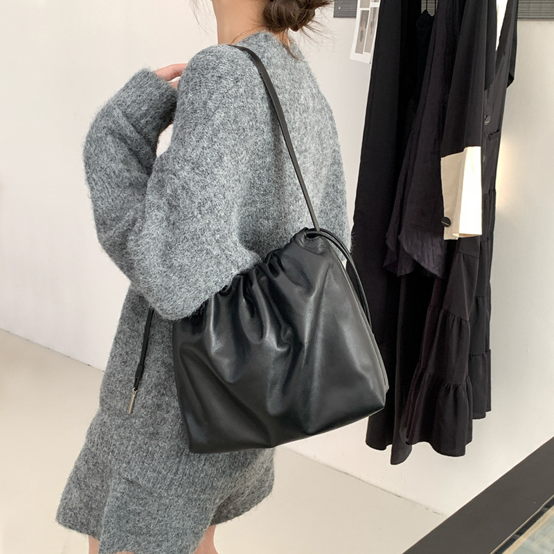 Schwarze minimalistische Cloud Crossbody Umhängetasche aus feinstem Leder für Damen