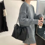 Schwarze minimalistische Cloud Crossbody Umhängetasche aus feinstem Leder für Damen