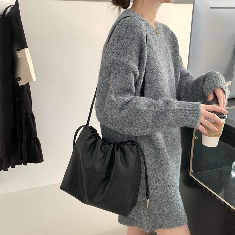 Schwarze minimalistische Cloud Crossbody Umhängetasche aus feinstem Leder für Damen