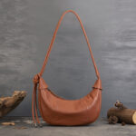 Sac à bandoulière Minimalist Crescent en cuir de grain supérieur pour femmes