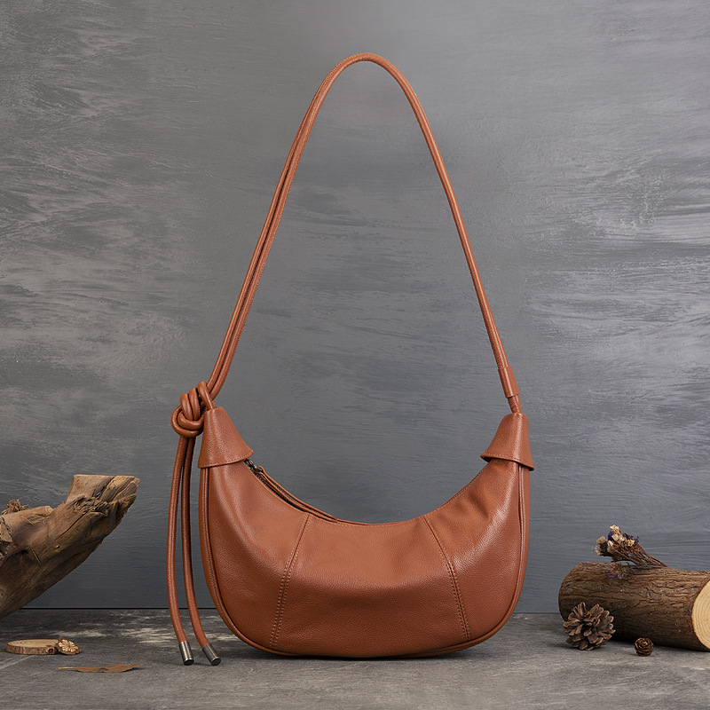 Sac à bandoulière Minimalist Crescent en cuir de grain supérieur pour femmes