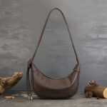 Sac à bandoulière Minimalist Crescent en cuir de grain supérieur pour femmes