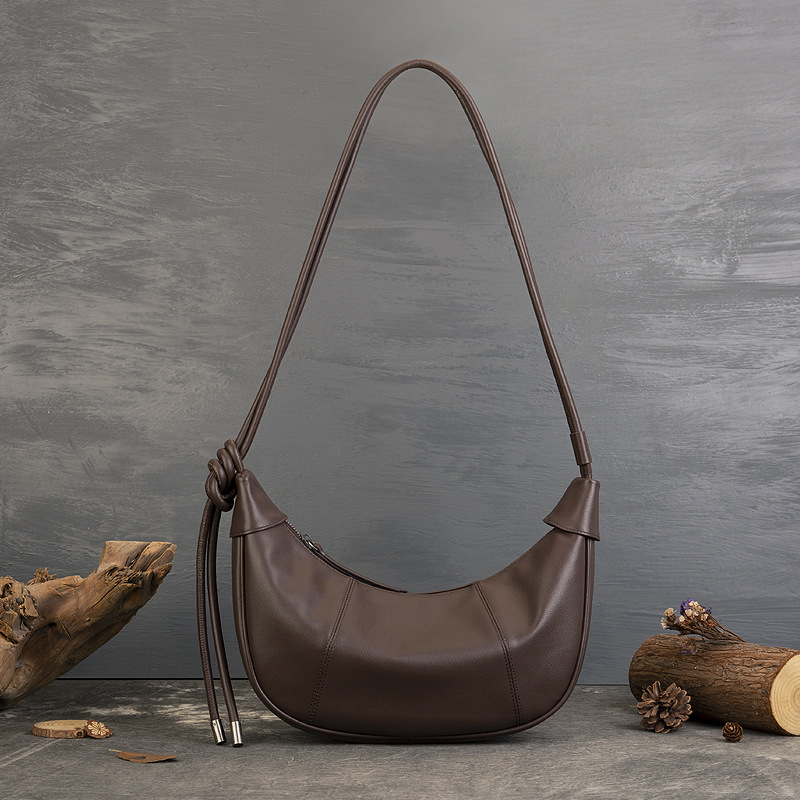Sac à bandoulière Minimalist Crescent en cuir de grain supérieur pour femmes