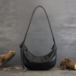 Sac à bandoulière Minimalist Crescent en cuir de grain supérieur pour femmes