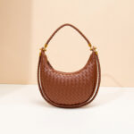 Sac à main vintage en forme de croissant tissé pour femmes