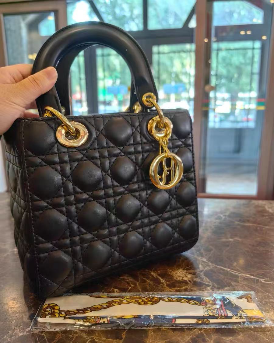 Kleine gesteppte minimalistische Damenhandtasche mit goldener Hardware photo review