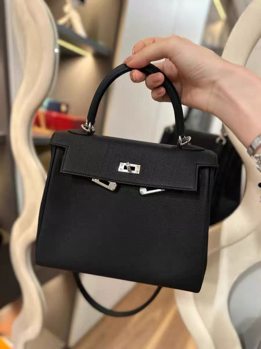 Damen Vollnarbenleder Tasche mit silbernem Henkel photo review