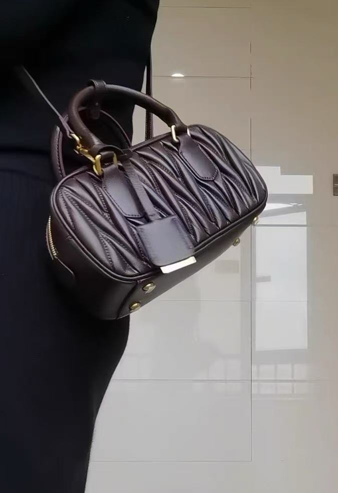 Women's Vintage Lambskin Leather Pleated Bowling Handbag photo review
