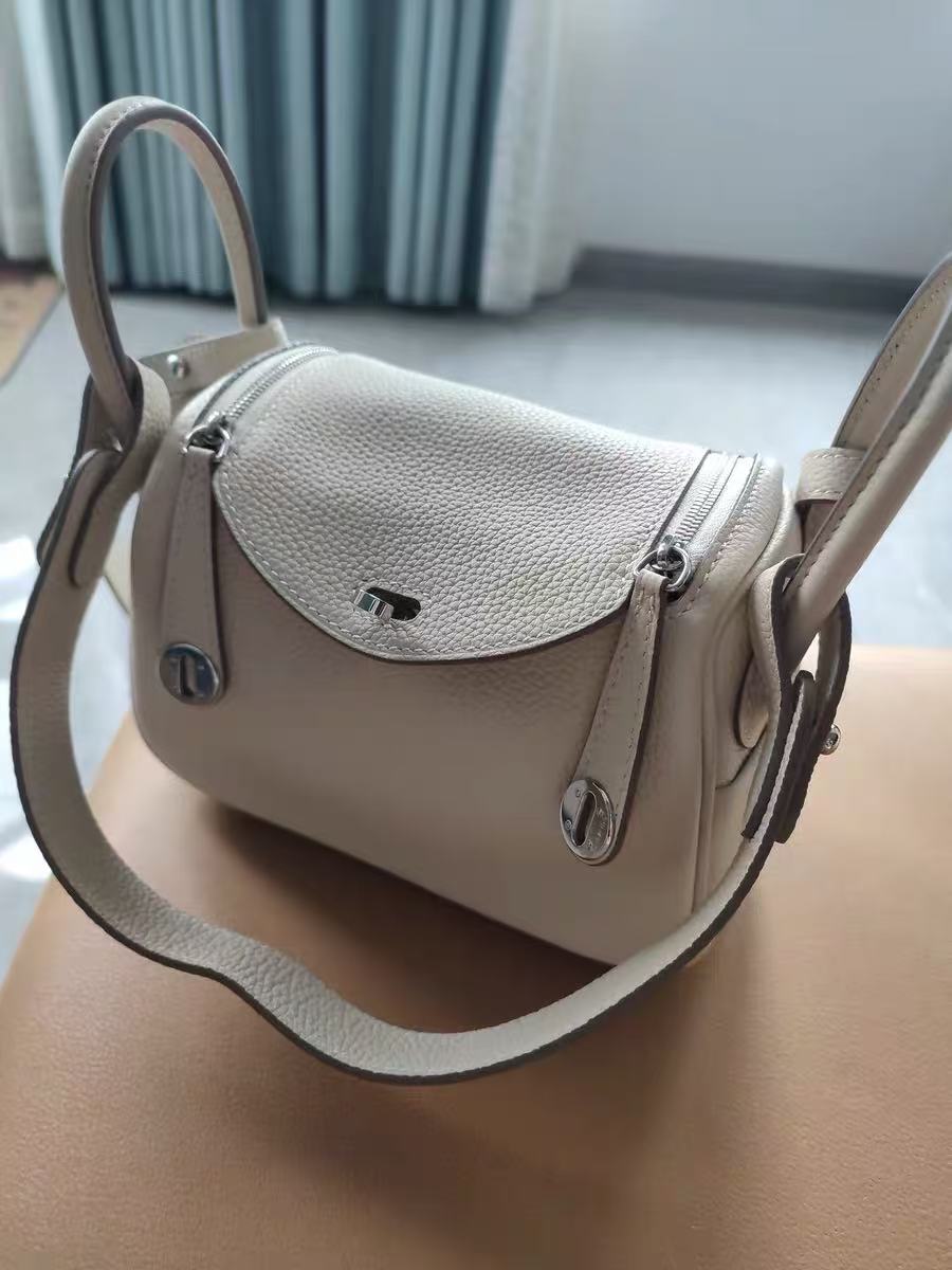 Frauen Top-Grain Leder Kissen Schulter Handtasche In Silber Hardware photo review