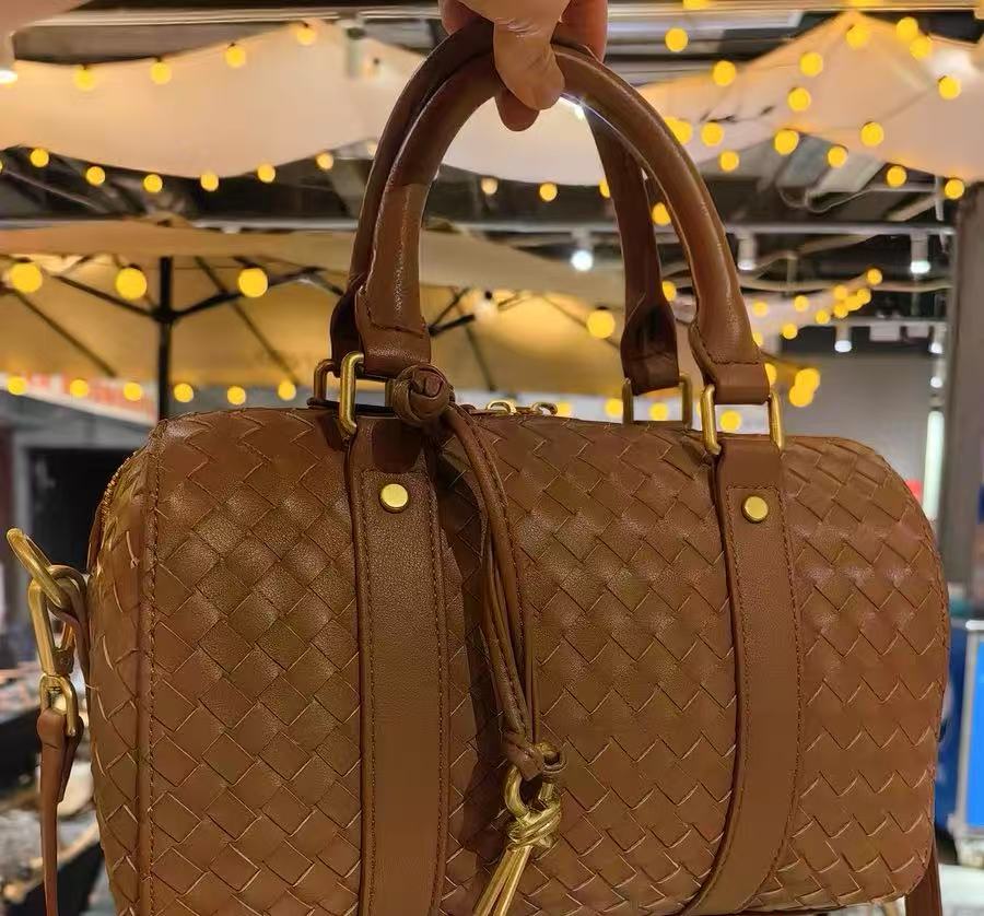 Women's Vintage Woven Genuine Leather Pillow-Shaped Handbag photo review