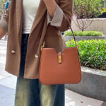 Minimalistische Damen Crossbody Umhängetasche aus echtem Leder mit goldener Hardware