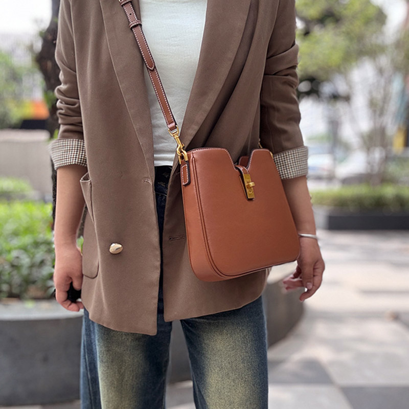 Minimalistische Damen Crossbody Umhängetasche aus echtem Leder mit goldener Hardware