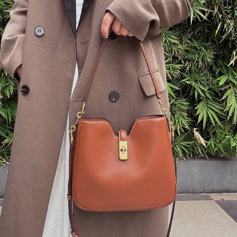 Minimalistische Damen Crossbody Umhängetasche aus echtem Leder mit goldener Hardware