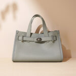 Minimalistische Damen Crossbody Umhängetasche aus Leder mit silberner Hardware