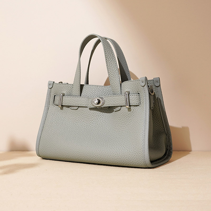 Minimalistische Damen Crossbody Umhängetasche aus Leder mit silberner Hardware