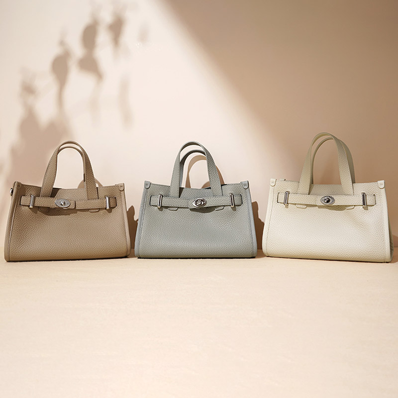 Minimalistische Damen Crossbody Umhängetasche aus Leder mit silberner Hardware