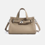 Minimalistische Damen Crossbody Umhängetasche aus Leder mit silberner Hardware