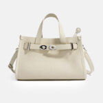 Minimalistische Damen Crossbody Umhängetasche aus Leder mit silberner Hardware
