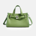Minimalistische Damen Crossbody Umhängetasche aus Leder mit silberner Hardware