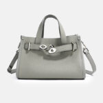 Minimalistische Damen Crossbody Umhängetasche aus Leder mit silberner Hardware