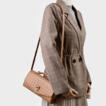 Minimalistische gewebte Damen Clutch Tasche mit geteiltem Ledergriff