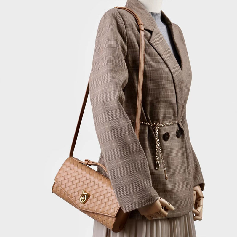 Minimalistische gewebte Damen Clutch Tasche mit geteiltem Ledergriff