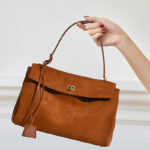 Damen Akkordeon-Tasche aus weichem Wildleder mit Cabrio-Riemen