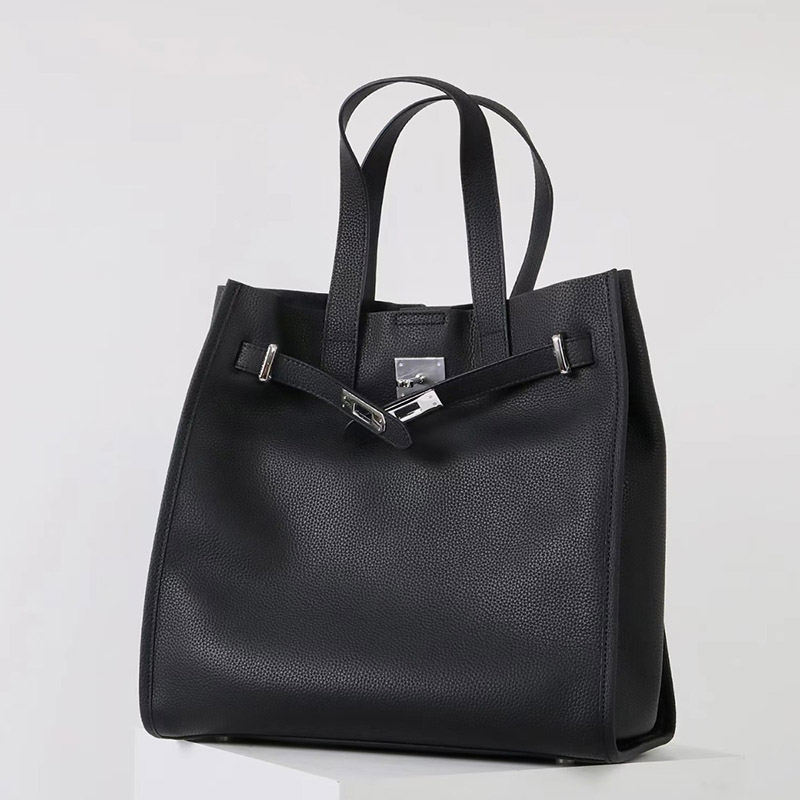 Sac à main vintage à bandoulière en cuir de grain supérieur de la femme, avec accessoires en argent