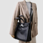 Sac à main vintage à bandoulière en cuir de grain supérieur de la femme, avec accessoires en argent
