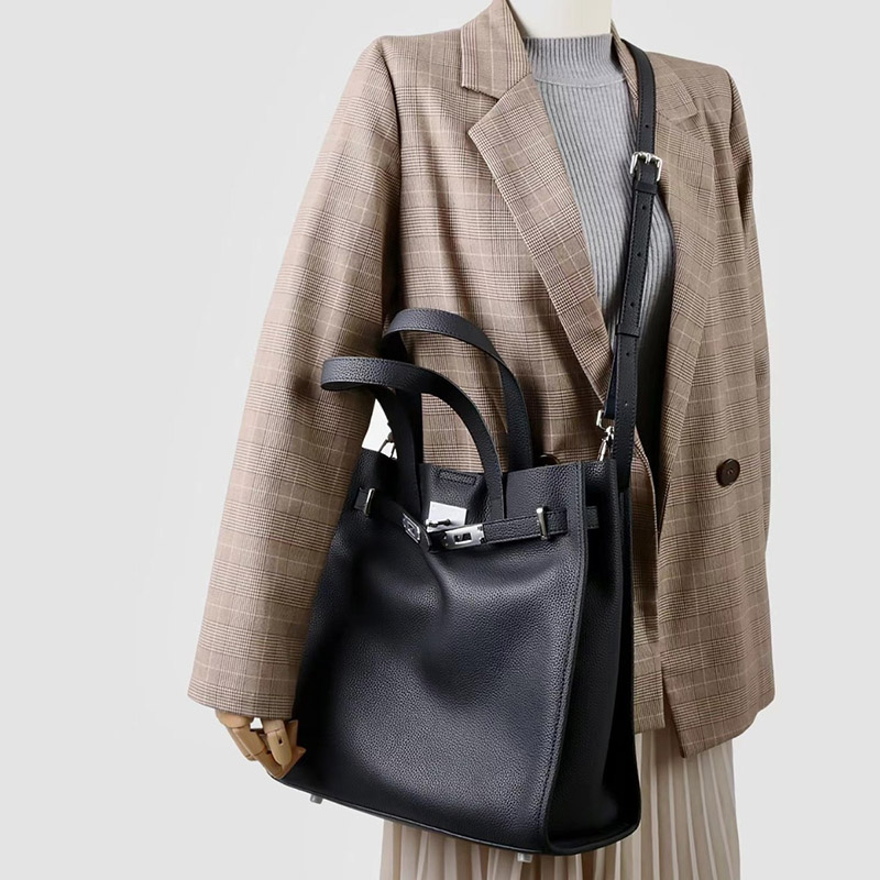 Sac à main vintage à bandoulière en cuir de grain supérieur de la femme, avec accessoires en argent