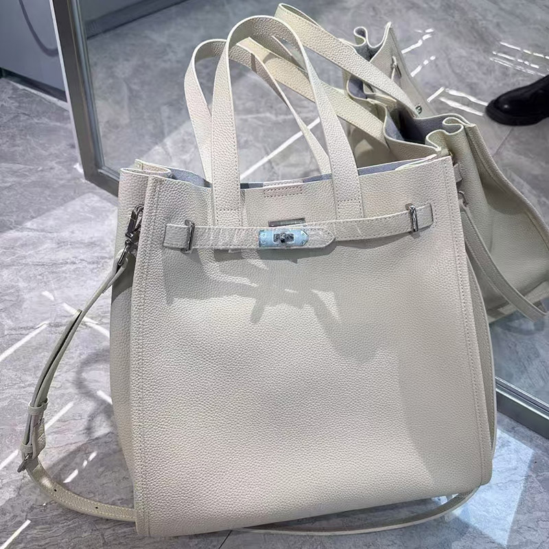 Sac à main vintage à bandoulière en cuir de grain supérieur de la femme, avec accessoires en argent