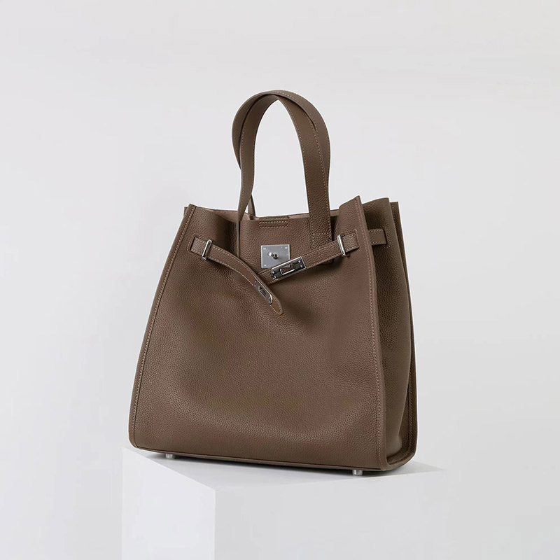 Sac à main vintage à bandoulière en cuir de grain supérieur de la femme, avec accessoires en argent