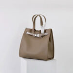 Sac à main vintage à bandoulière en cuir de grain supérieur de la femme, avec accessoires en argent