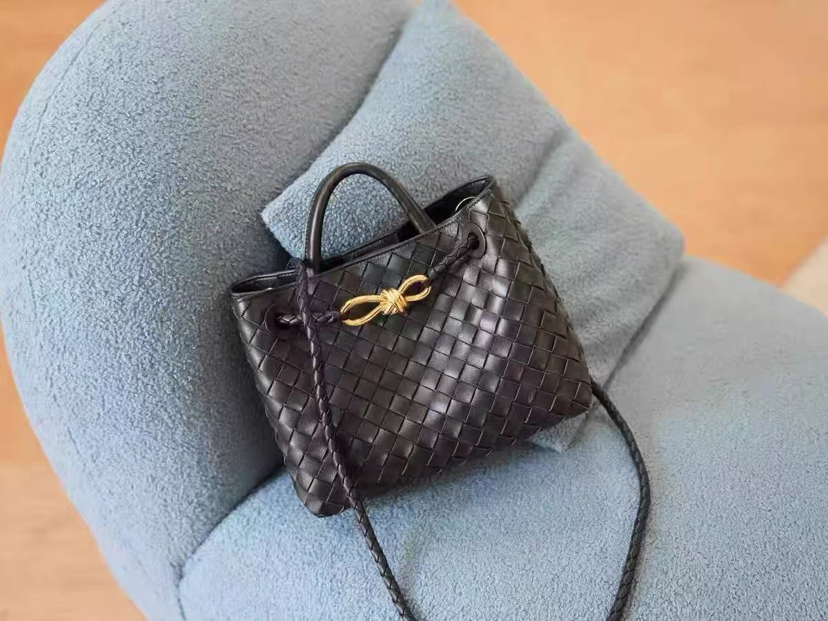 Women's Minimalist Woven Split Leather Shoulder Tote Handbag In Gold Hardware photo review