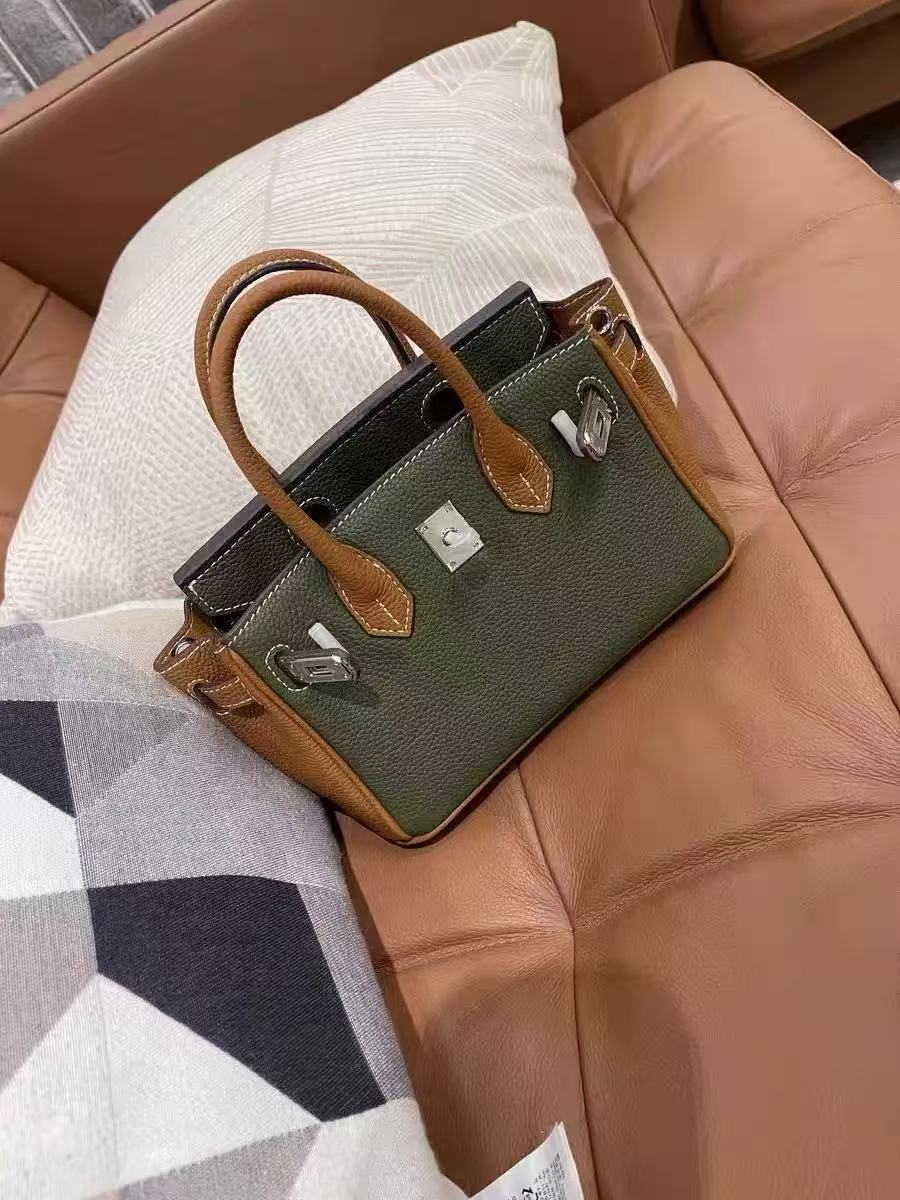 Minimalistische Damen Tasche aus grünem und braunem Vollnarbenleder mit silbernem Henkel photo review