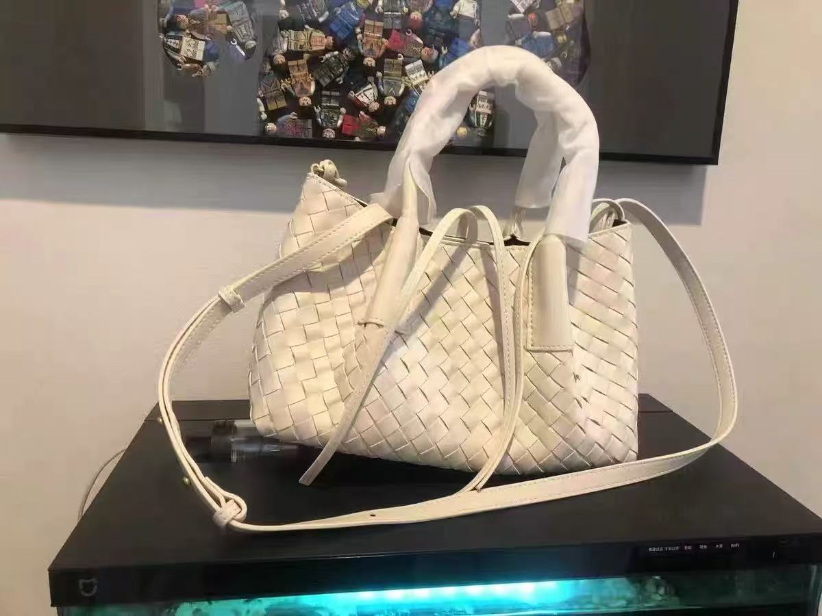 Women's Woven Genuine Leather Shoulder Tote Bag photo review