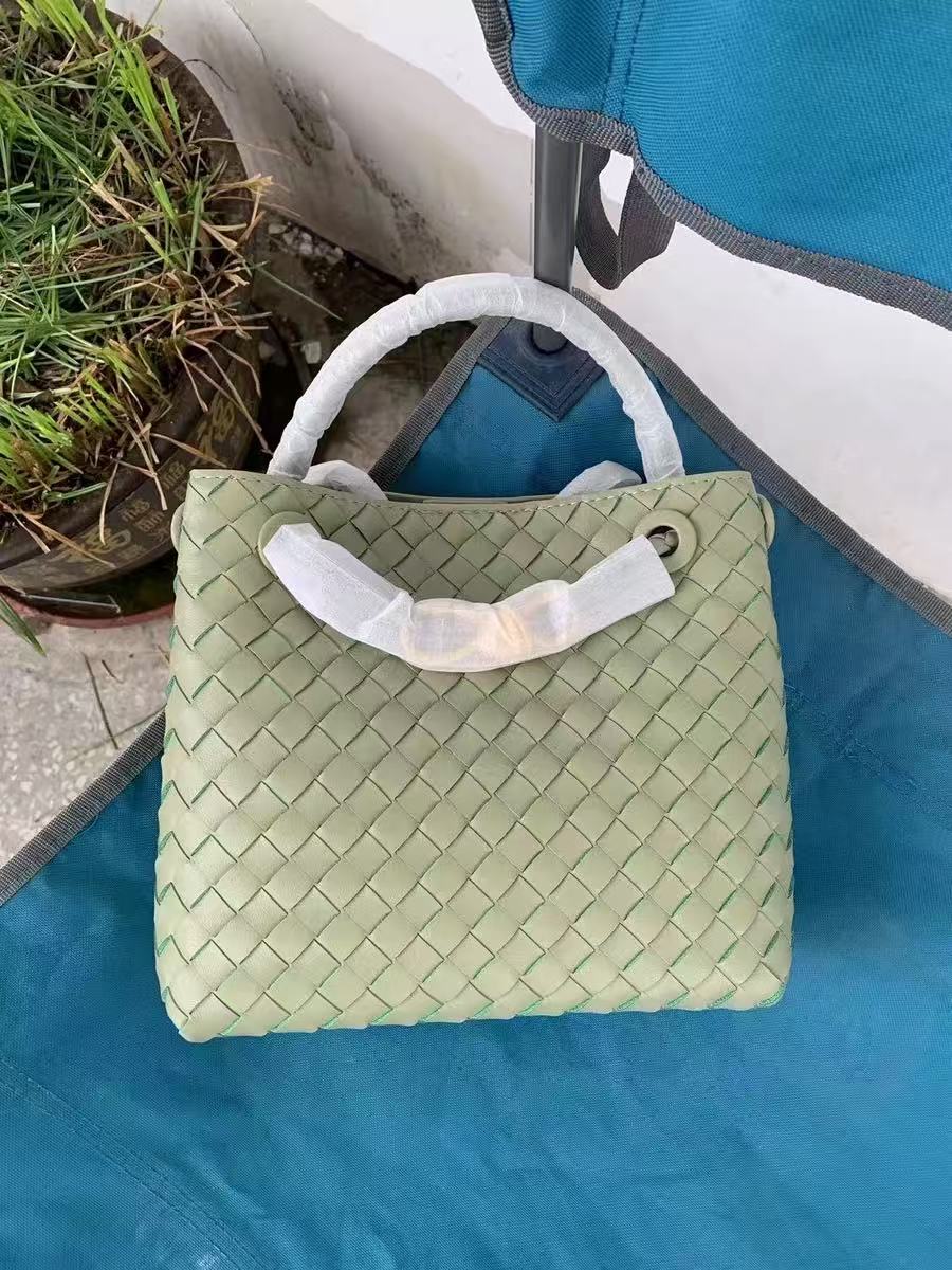Women's Woven Leather Crossbody Top Handle Bag mit Diamanten-Muster photo review