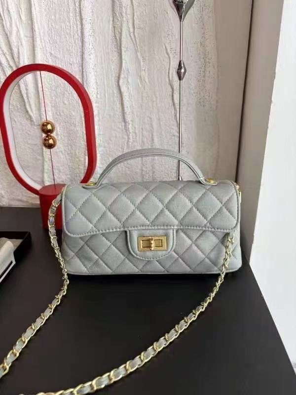 Minimalistische Damen Tasche aus gestepptem Lammfell mit Kettengriff und goldener Hardware photo review