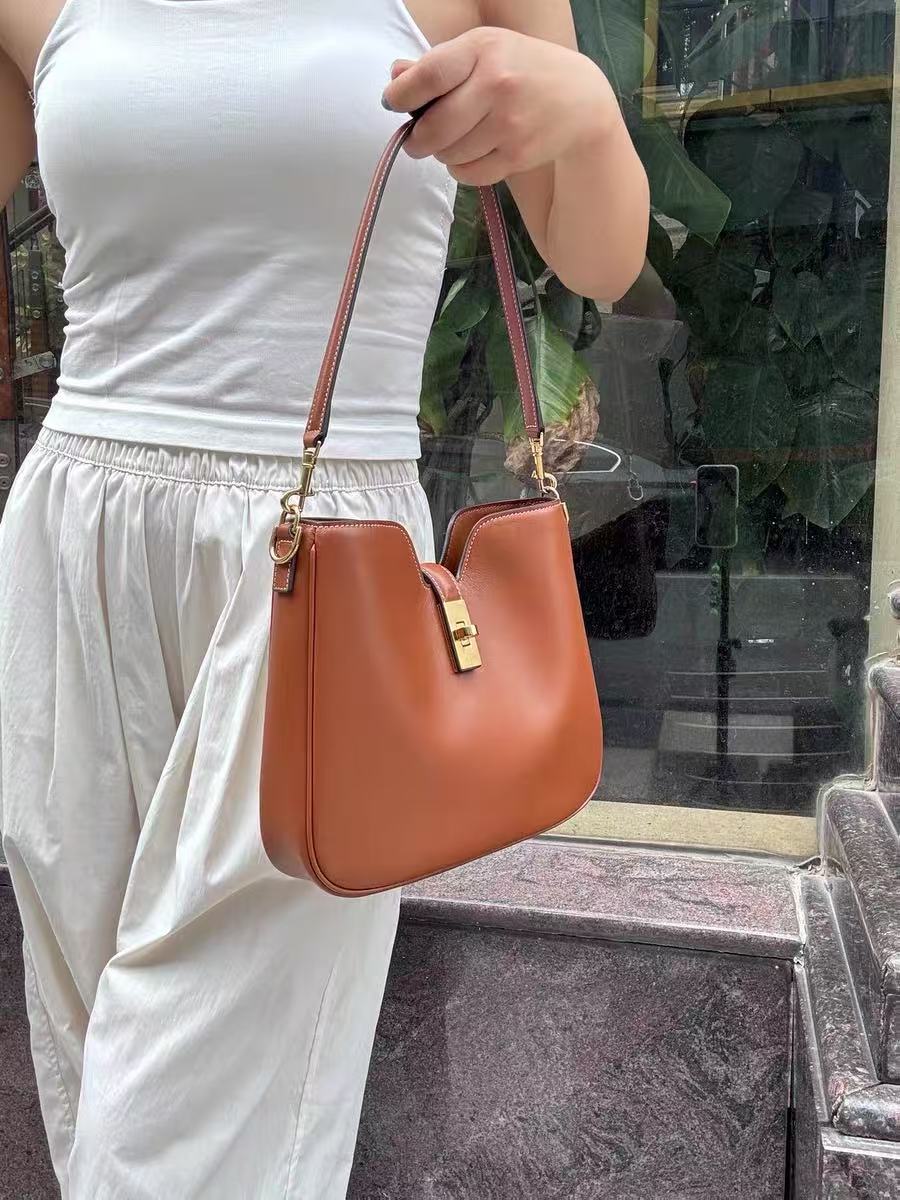 Minimalistische Damen Crossbody Umhängetasche aus echtem Leder mit goldener Hardware photo review