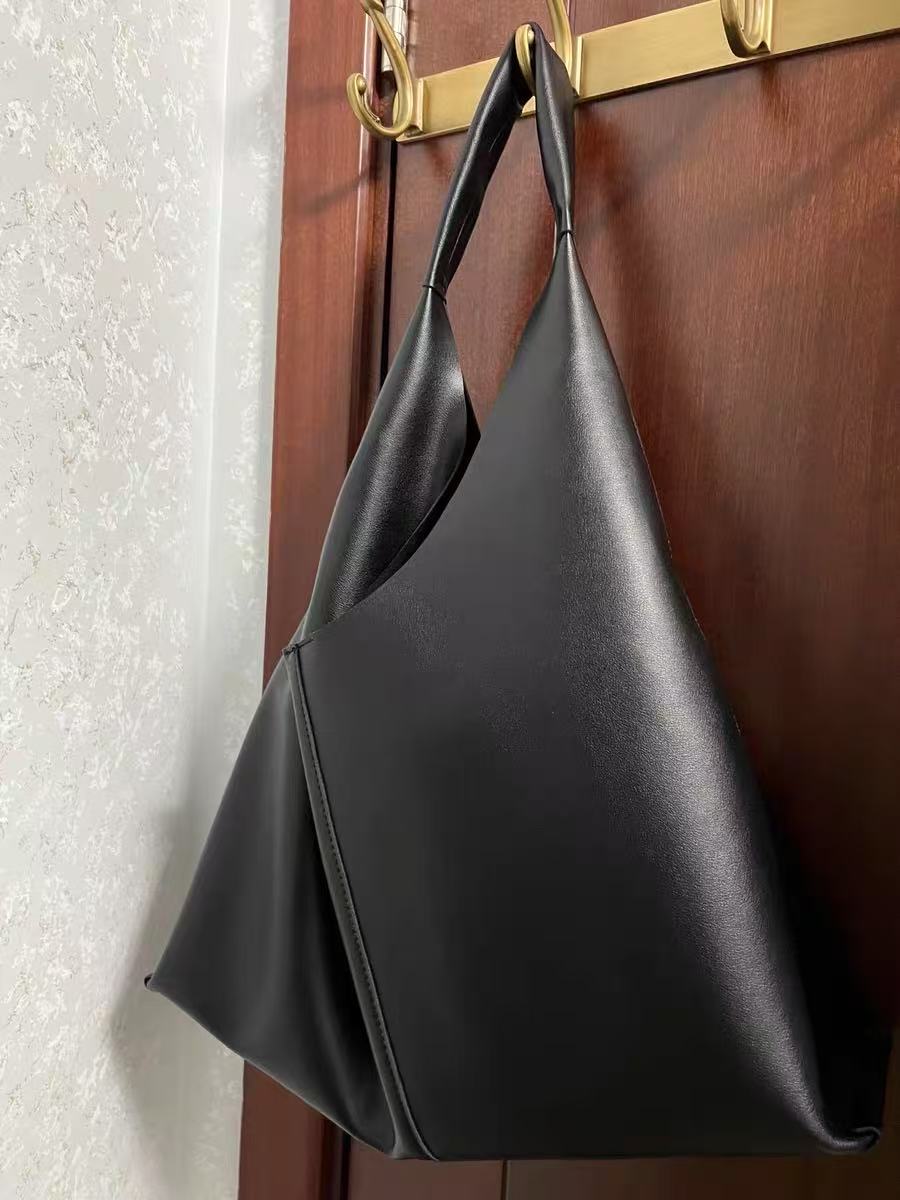 Women's Minimalist Leather Single Shoulder Hobo Bag photo review