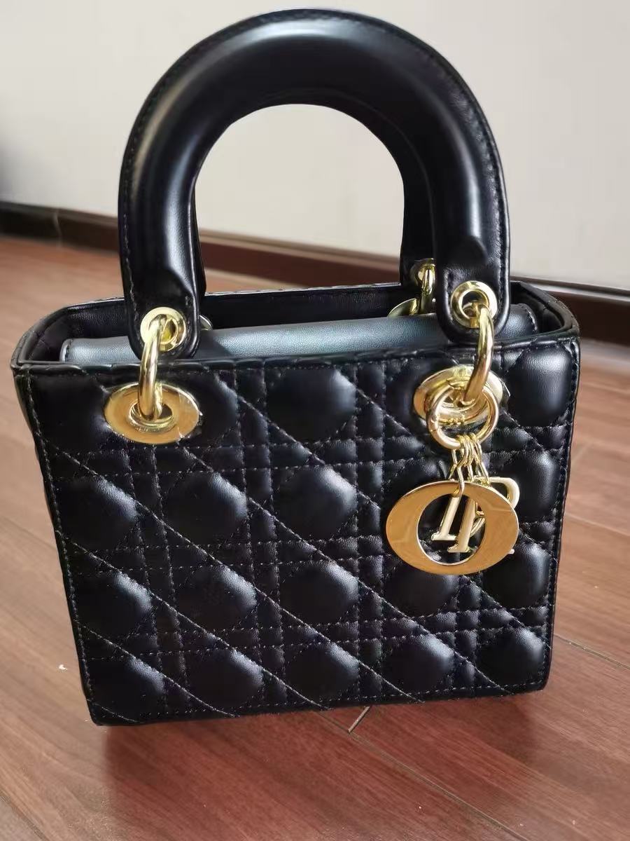 Kleine gesteppte minimalistische Damenhandtasche mit goldener Hardware photo review