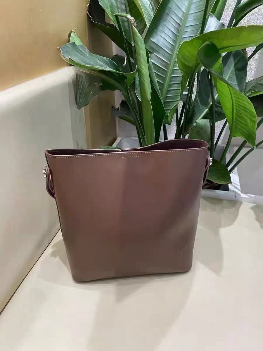 Women's Minimalist Magnetic Closure Shoulder Bags In Genuine Leather photo review