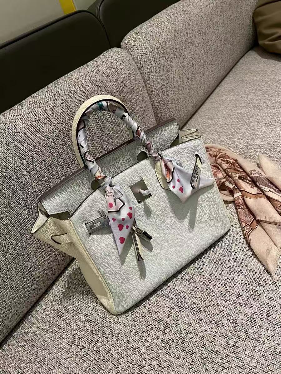 Minimalistische Damen Tasche aus hellblauem, weißem, gekörntem Leder mit oberem Griff photo review