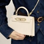 Mini-sac à main en cuir de grain supérieur avec chaîne en or pour femmes
