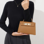 Mini-sac à main en cuir de grain supérieur avec chaîne en or pour femmes